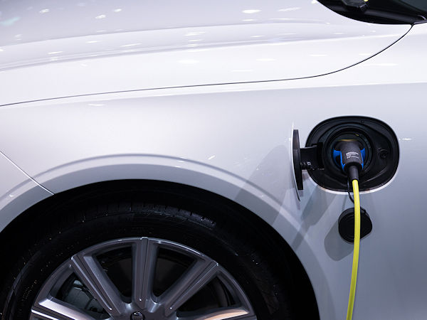 Einer Apollo-Umfrage zufolge ist eine Mehrheit der Besitzer von Elektrofahrzeugen bereit, für sogenannte EV-Reifen – das Kürzel steht für Electric Vehicle – tiefer in die Tasche zu greifen (Bild: Pexels/Rathaphon Nanthapreecha)