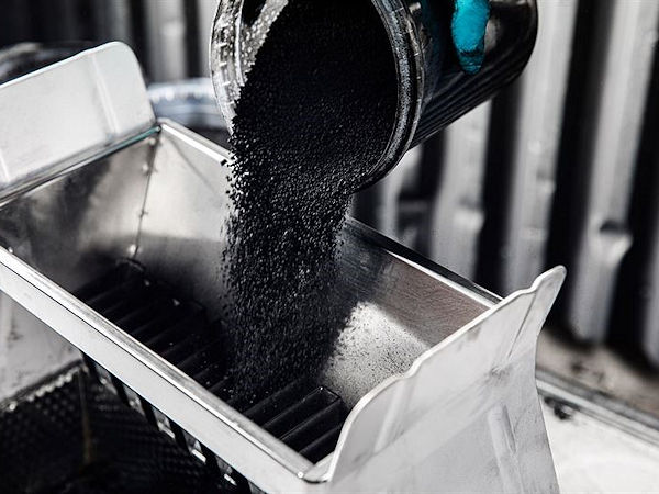 Im Vergleich zu fossilem Ruß, der unter anderem bei der Herstellung von Reifen benötigt wird, soll RCB einen um 93 Prozent reduzierten Kohlendioxidfußabdruck aufweisen (Bild: Enviro Systems)