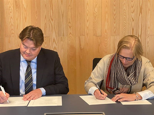 Unterzeichnet wurde die Kooperationsvereinbarung beider Unternehmen von Enviro-CEO Thomas Sörensson (links) und Dr. Frauke Jordt, Vice President Vertical Management bei Siemens (Bild: Enviro Systems)