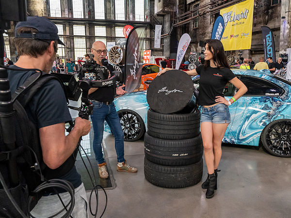 Die diesjährige Performance-Messe & Car Show JMS-Fahrzeugteile GmbH soll sich wieder eines hohen Zulaufes und einer positiven Resonanz der Besucher, Aussteller und nicht zuletzt der Medien erfreut haben, weshalb für 2024 bereits das nächste Event dieser Art angekündigt wird (Bild: JMS Fahrzeugteile)