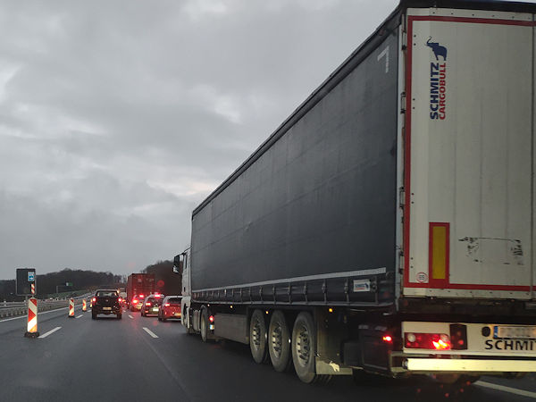Auf der Bremse: Im August sind die Lkw-Fahrleistungen auf bundesdeutschen Autobahnen sowohl gegenüber dem entsprechenden Vorjahresmonat als auch im Vergleich zum diesjährigen Juli zurückgeblieben (Bild: NRZ/Christian Marx)
