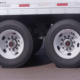 Bei mit der Reifendruckregelanlage „Tire Pilot Plus“ von SAF-Holland ausgestatteten Fruehauf-Trailern kann es zu Druckverlusten in allen acht Reifen kommen, weshalb knapp 790 Auflieger des Typs Composite in den USA zurückgerufen werden (Bild: YouTube/SAF-Holland)