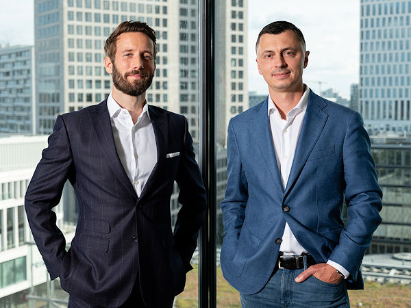 Ab dem 1. Oktober bilden CFO Lennart Schmidt (links) und CEO Dmitry Zadorojnii den neuen Vorstand bei dem Onlineteilehändler Autodoc SE (Bild: Autodoc)