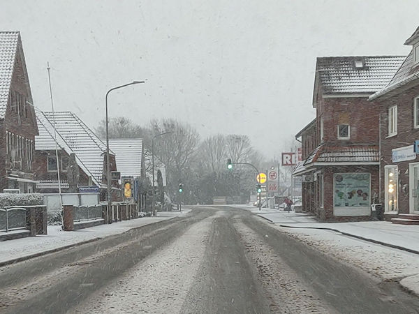 Selbst wenn die Witterung derzeit noch wenig winterlich ist, sind dieser Tage bereits die ersten Winter- und Ganzjahresreifentests der zur Umrüstsaison 2023/2024 erschienen (Bild: NRZ/Christian Marx)