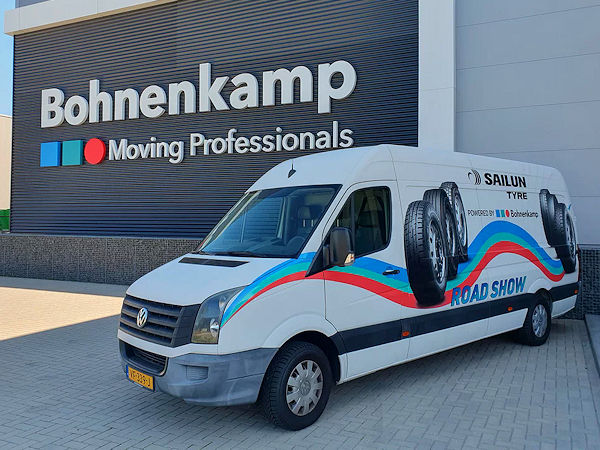 Bei der Sailun-Roadshow hat der dafür zum Einsatz kommende VW Crafter mehrere Lkw- und Transporterreifen der Marke Sailun an Bord, damit sich Kunden selbst ein Bild von den Profilen machen können (Bild: Bohnenkamp Benelux)