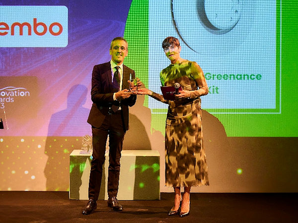 Roberto Caravati, Brembos Chief Operating Officer Global Business Unit Aftermarket, bei der Entgegennahme des Preises (Bild: Brembo)