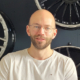 Selbst wenn durch den KI-Einsatz im Unternehmen Kosten für Software anfielen, so amortisierten sich diese jedoch schnell durch entsprechende Effizienzsteigerungen, wie DF-Automotive-Geschäftsführer Daniel Jonas in einer TV-Sendung des NDR erklärt (Bild: NRZ/Christine Schönfeld)
