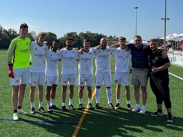 Bei einem Turnier erzielte die Betriebsfußballmannschaft FC ReifenGlatt jede Menge Tore, wobei jeder Treffer in eine 50-Euro-Spende für die Streetkickers der Heimatgemeinde Lörrach des Reifenhändlers umgemünzt wurde (Bild: Reifen Glatt)