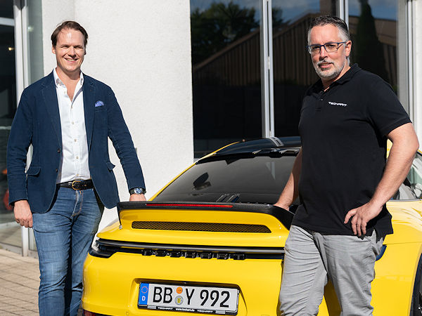 Benedict von Canal (links) hat bei dem Porsche-Tuner Techart die Position als CEO von Tobias Beyer übernommen, der sich bei dem Unternehmen nun auf die Leitung der Entwicklung und des Produktmanagements konzentrieren will (Bild: Techart)