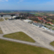 Das ADAC-Testzentrum Mobilität auf Teilflächen des Fliegerhorsts Penzing in Oberbayern stellt unterschiedliche Module zum Prüfen von Assistenzsystemen, autonomem Fahren, E-Mobilität und weitere Mobilitätsentwicklungen bereit (Bild: ADAC)