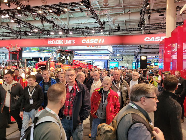 Agritechnica Besucher klein