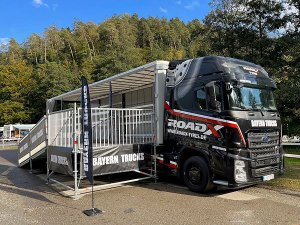 Die Bayern Tires GmbH als 2021 unter dem Dach von Bayern Trucks gegründeter Reifengroßhandel will ihre Vermarktungsaktivitäten rund um Lkw-Reifen der Sailun-Marke RoadX weiter ausbauen und schickt dafür einen entsprechend gebrandeten Showtruck auf Tour (Bild: Bayern Tires)