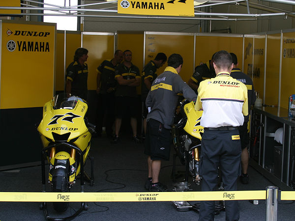 Auch im MotoGP-Klassement rüstete Dunlop in den Jahren noch ohne Einheitsreifenregel das eine oder andere Team mit seinen Renngummis aus (Bild: NRZ/Christian Marx)