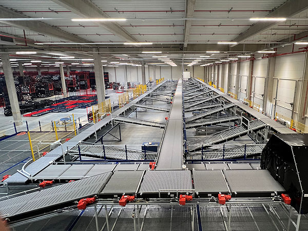 Im Oktober hat die Gawronski GmbH bei einem Kunden eine Anlage in Betrieb genommen, die in der Lage sein soll, täglich bis zu 100.000 Reifen zu sortieren und auszuliefern (Bild: Gawronski)