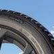Selbst wenn mitunter pauschal behauptet wird, Reifen seien „mit dem M+S-Symbol ab Oktober 2024 nicht mehr zugelassen“: Auch ziemlich neue Profile wie Goodyears „UltraGrip Performance 3“ gelten trotz M+S auf der Seitenwand, dafür aber allein wegen ihrer 3PMSF-Kennung vor dem Gesetz als Winterreifen (Bild: Goodyear)