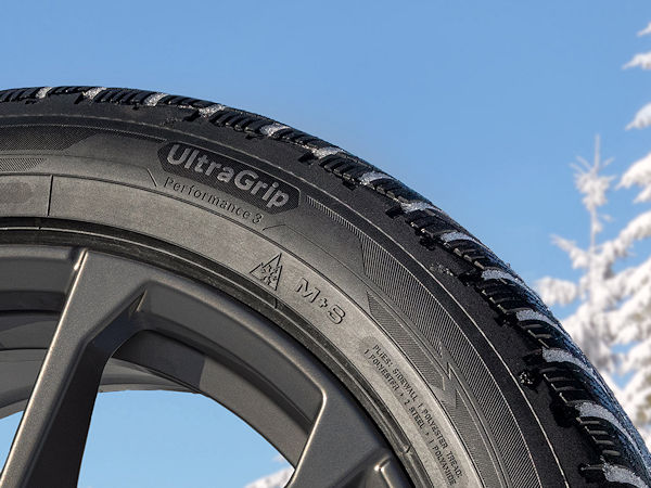 Selbst wenn mitunter pauschal behauptet wird, Reifen seien „mit dem M+S-Symbol ab Oktober 2024 nicht mehr zugelassen“: Auch ziemlich neue Profile wie Goodyears „UltraGrip Performance 3“ gelten trotz M+S auf der Seitenwand, dafür aber allein wegen ihrer 3PMSF-Kennung vor dem Gesetz als Winterreifen (Bild: Goodyear)