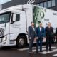 Wollen „mit Sinn und Leidenschaft für nachhaltige Innovationen“ eine klimafreundliche Fahrzeugflotte ins Rollen bringen (von links): Alexander Zang (Head of External Business and Process Innovation Germany bei Samsung SDS), Holger Guse (Lkw Senior Sales Manager bei Hankook Reifen Deutschland), Tobias Bansa (Manager Process Innovation bei Samsung SDS) und Robert Luck (Lkw Sales Manager & Key Account Fleets Germany bei Hankook Reifen Deutschland; Bild: Hankook)