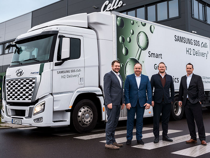 Wollen „mit Sinn und Leidenschaft für nachhaltige Innovationen“ eine klimafreundliche Fahrzeugflotte ins Rollen bringen (von links): Alexander Zang (Head of External Business and Process Innovation Germany bei Samsung SDS), Holger Guse (Lkw Senior Sales Manager bei Hankook Reifen Deutschland), Tobias Bansa (Manager Process Innovation bei Samsung SDS) und Robert Luck (Lkw Sales Manager & Key Account Fleets Germany bei Hankook Reifen Deutschland; Bild: Hankook)