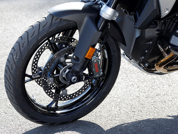Für die neue R 1300 GS liefert Metzeler seinen „Tourance Next 2“ (Foto) als Erstausrüstung zu BMW ans Band, wobei sich Kunden optional auch für das Profil „Karoo 4” der zu Pirelli gehörenden Motorradreifenmarke entscheiden können (Bild: Pirelli)