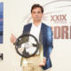 Man wolle auch weiterhin führend sein bei „Initiativen, die einen positiven Beitrag für die Umwelt leisten“, sagt Alejandro Sánchez Monasterio, der die Bereiche Human Recources und Finanzen bei Hankook Spanien verantwortet und den Award des Magazins Car and Driver im Namen des Reifenherstellers entgegengenommen hat (Bild: Hankook)