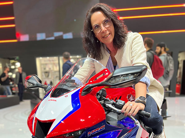 Dort habe man „alles gefunden, um die IMOT aufs nächste Level zu bringen“, sagt IMOT-Geschäftsführerin Petra Zahradka mit Blick auf die Anfang 2024 zum zweiten Mal am neuen Standort auf dem Messegelände in München-Riem stattfindende Internationale Motorradausstellung (Bild: IMOT)