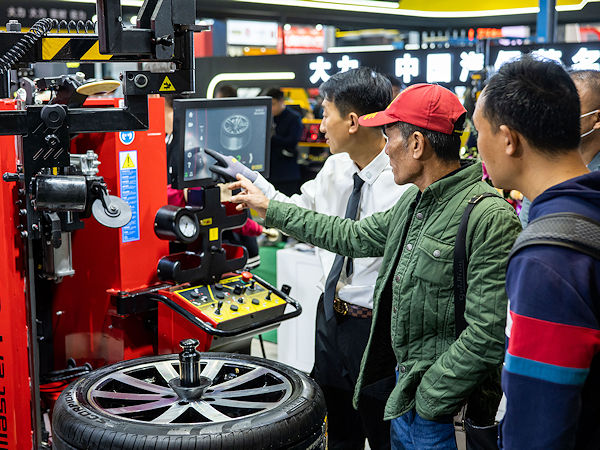 Insgesamt sollen gut 5.650 Aussteller aus 41 Ländern bei der jüngsten Automechanika Shanghai Flagge gezeigt haben, zu der mit beinahe 185.300 von ihnen so viele Besucher wie zu keiner ihrer Vorgängerveranstaltungen im Reich der Mitte gekommen sind (Bild: Messe Frankfurt)