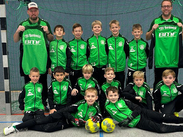 Die BMF Media Information Technology GmbH stiftet dem U11-Team des TSV Bardowick 20 neue Trainingsanzüge (Bild: BMF)