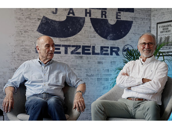 In einer unterhaltsamen Dreiviertelstunde gewähren der ehemalige technische Direktor bei Metzeler Dr. Peter Kronthaler (rechts) sowie Helmut Dähne, ehemaliger Leiter des Renndienstes der Marke, Einblicke in die Motorradreifenentwicklung im Allgemeinen und in die der Null-Grad-Stahlgürteltechnologie im Besonderen (Bild: YouTube/Screenshot)