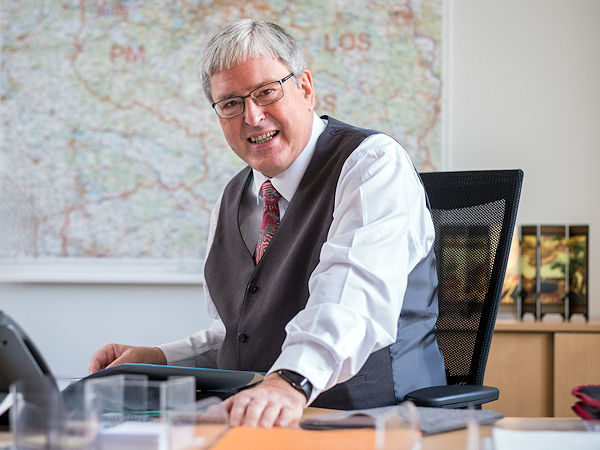 „Meine klare Zielrichtung ist, nichts unversucht zu lassen, die Entscheidung gegen Fürstenwalde zu revidieren“, soll Brandenburgs Wirtschaftsminister Prof. Dr. Jörg Steinbach gesagt haben (Bild: Land Brandenburg/Till Budde)