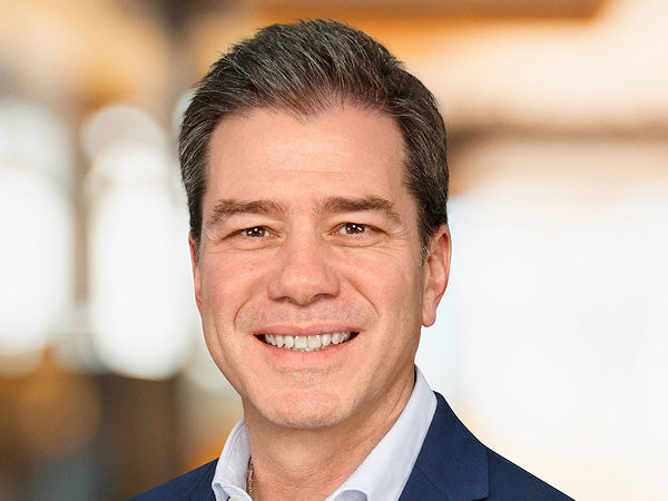 „Nachhaltige Innovationen gehören auf die Straße und nicht in den Showroom“, unterstreicht Jorge Almeida, Leiter Nachhaltigkeit des Reifenbereiches bei Conti, dass der Hersteller Technologien aus Konzeptreifen „teilweise in nur einem Jahr“ in Serie überführe (Bild: Continental)