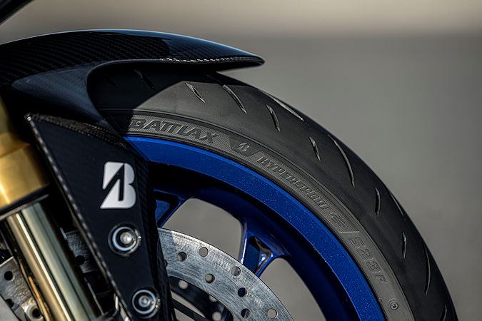 Yamaha hat sich bei der Erstbereifung seiner MT-09 für Bridgestones „Battlax Hypersport S23“, um über mehr Grip und Stabilität sowohl auf Geraden als auch in sportlicher Schräglage das Fahrgefühl der Maschine zu unterstützen (Bild: Bridgestone)