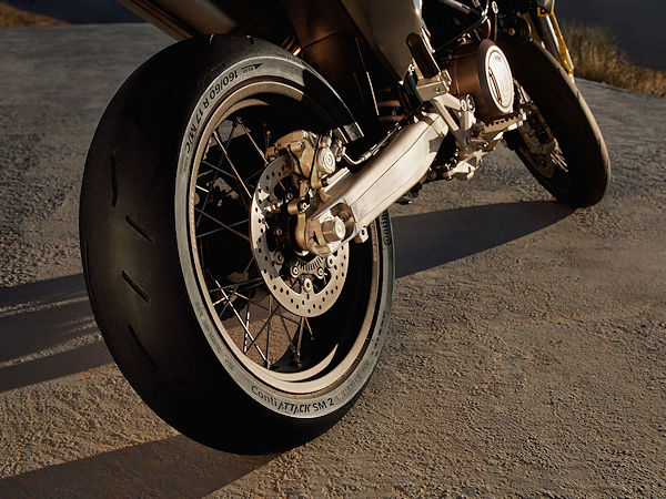 Contis neuer Supermoto-Reifen „Attack SM 2“ kombiniert nach Ansicht des Herstellers einen sportlichen Auftritt mit einem aggressiven Design (Bild: Continental)