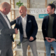 Von links: Select-CEO Stephan Westbrock, mit dem neuen Prokuristen Dennis Christ, Head of Purchasing bei der Autoteilegroßhandelskooperation, und Unternehmensvorstand Daniel Trost (Bild: Select AG)