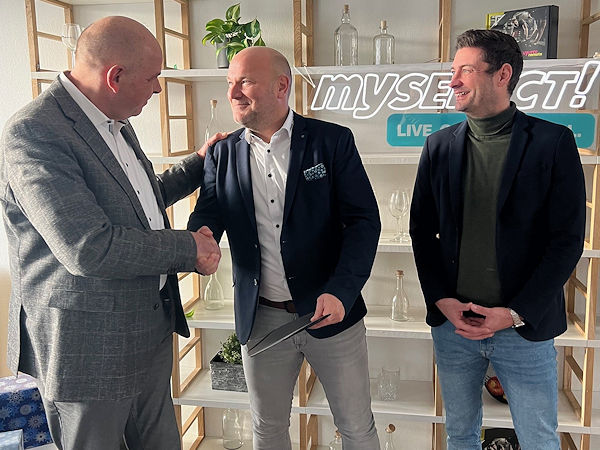 Von links: Select-CEO Stephan Westbrock, mit dem neuen Prokuristen Dennis Christ, Head of Purchasing bei der Autoteilegroßhandelskooperation, und Unternehmensvorstand Daniel Trost (Bild: Select AG)