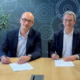 Besiegeln die Zusammenarbeit beider Seiten: Point-S-CEO Fabien Bouquet (links) und Jean Parizot, Vice President Automotive bei TotalEnergies Lubrifiants (Bild: TotalEnergies)