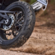 Ungeachtet seiner Auslegung hauptsächlich für die Straße soll der sich der „Scorpion Trail III“ auch für den leichten Geländeeinsatz eignen (Bild: Pirelli)