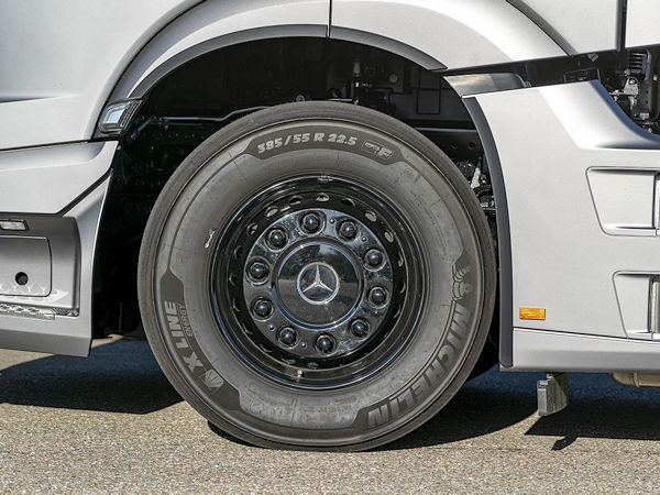Laut Dekra sind Reifenschäden gerade bei Nutzfahrzeugen die Pannenursache Nummer eins, wobei ein Großteil davon durch ein Reifendruckkontrollsystem, das den zum Einsatz passenden Fülldruck überwacht bzw. eventuelle schleichende Druckverluste erkennt, verhindert werden könne (Bild: Dekra)