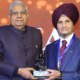 Indiens Vizepräsidenten Shri Jagdeep Dhankhar (links) hat Apollo-Tyres-Charman Onkar Kanwar die AIMA-Auszeichnung für dessen Lebenswerk übergeben (Bild: Apollo Tyres)