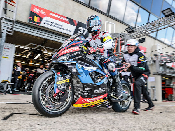 Mit seiner M 1000 RR hat das auf Dunlop-Reifen vertrauende Team BMW Motorrad mit der Startnummer 37 beim Saisonauftakt der Motorradlangstrecken-WM in Le Mans im EWC-Klassement den zweiten Platz einfahren können, während die Ränge eins und drei an zwei von Bridgestone ausgerüstete Rennställe gingen (Bild: Goodyear)