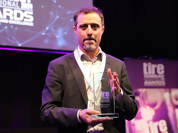 Als „Reifenhersteller des Jahres“ ausgezeichnet zu werden sei eine Ehre und – wie Mattia Giustiniano, Vice President Research & Development bei Bridgestone EMEA, hinzufügt – eine „weitere Bestätigung für unsere Strategie bei Bridgestone“ (Bild: Bridgestone)