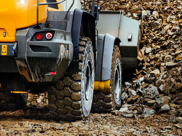 Insgesamt hat Michelin eigenen Worten zufolge sechs verschiedene Dimensionen für den auch runderneuerbaren „Xtra Defend E4 L4“ im Programm, der dank einer zusätzlich verstärkten Karkasse und Lauffläche als besonders robust und vielseitig beschrieben wird (Bild: Michelin)