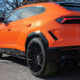 Pirellis für den Lamborghini Urus SE maßgeschneiderte „P-Zero“-Reifen in 21, 22 und 23 Zoll tragen die „Elect“-Markierung auf ihrer Flanke, die sie als abgestimmt auf die Anforderungen elektrifizierter Fahrzeuge ausweist (Bild: Pirelli)
