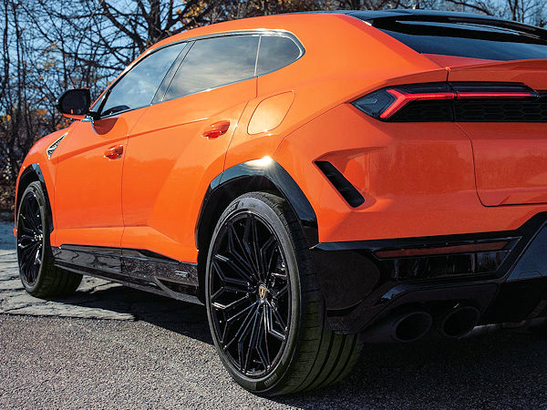 Pirellis für den Lamborghini Urus SE maßgeschneiderte „P-Zero“-Reifen in 21, 22 und 23 Zoll tragen die „Elect“-Markierung auf ihrer Flanke, die sie als abgestimmt auf die Anforderungen elektrifizierter Fahrzeuge ausweist (Bild: Pirelli)