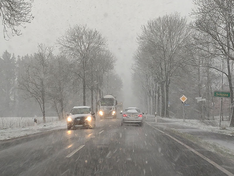 Im norddeutschen Flachland wohl weniger, aber zumindest in Lagen oberhalb von rund 800 Metern sind für die kommenden Tage teils auch wieder Schneefälle vorhergesagt, sodass der ADAC Autofahrern, die schon auf Sommerreifen gewechselt haben, dazu rät, im Fall des Falles ihren Wagen stehen zu lassen und auf öffentliche Verkehrsmittel umzusteigen (Bild: NRZ/Christian Marx)