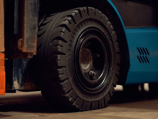 Der „XP1000“ ist das Topmodell in Trelleborgs „XP“-Industriereifenfamilie und Anbieteraussagen zufolge für höchste Einsatzansprüche ausgelegt (Bild: Yokohama TWS)