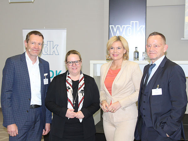 Branchenkompetenz und Politikprominenz beim diesjährigen „Tag der deutschen Kautschukindustrie“ in Berlin (von links): der ADK-Vorsitzende Dr. Sven Vogt mit Michelins Nordeuropachefin und WdK-Vizepräsidentin Maria Röttger, Julia Klöckner – Wirtschaftspolitische Sprecherin der CDU/CSU-Bundestagsfraktion – sowie WdK-Präsident Michael Klein (Bild: NRZ/Christian Marx)