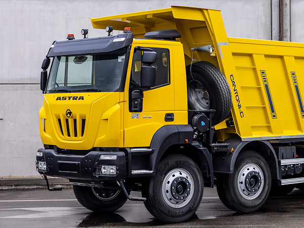 Für sämtliche Astra-Lkw der Modellreihen HD9 Rigid und HD9 Tractor liefert Apollo Tyres seinen „EnduTrax MA“ und „EnduTrax MD“ jeweils in 13 R22.5 oder 315/80 R22.5 sowie den „EnduTrax MA HD“ in 385/65 R22.5 für die Montage ab Werk ans Band (Bild: Apollo Tyres)