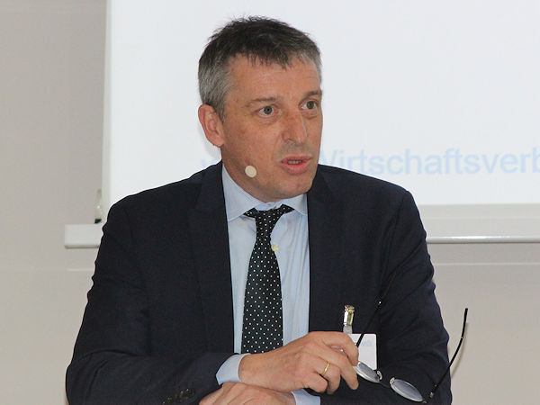 Laut seines Chefvolkswirtes Michael Berthel schwebt dem WdK zur Finanzierung der ökonomischen Transformation im deutschen Mittelstand bzw. der Kautschukindustrie hierzulande ein KfW-Förderprogramm in Höhe von zehn Milliarden Euro vor, wobei er von einem Kreditrahmen von bis zu zehn Millionen Euro pro Unternehmensgruppe spricht (Bild: NRZ/Christian Marx)