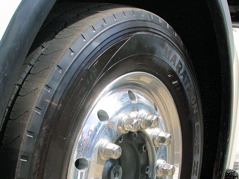 Ausgangspunkt für die Razzien an Goodyear-Standorten in Frankreich, Belgien und Luxemburg ist das „Marathon LHS II“ genannte Profil des Herstellers bzw. ein tödlicher Unfall vor zehn Jahren verursacht wohl von einem damit bereiften Lkw sowie eine Reihe ähnlich gelagerter Fälle (Bild: NRZ/Christian Marx)