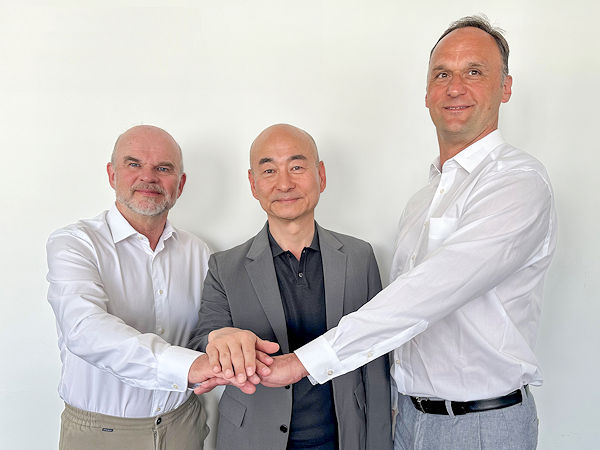 Von links: Felix Kinzer, Senior Director Public Affairs bei Hankook Tire Europe, Sanghoon Lee, Präsident und COO von Hankook Tire Europe, sowie Filip Pawelka, Director Marketing Communications bei Hankook Tire Europe (Bild: Hankook)